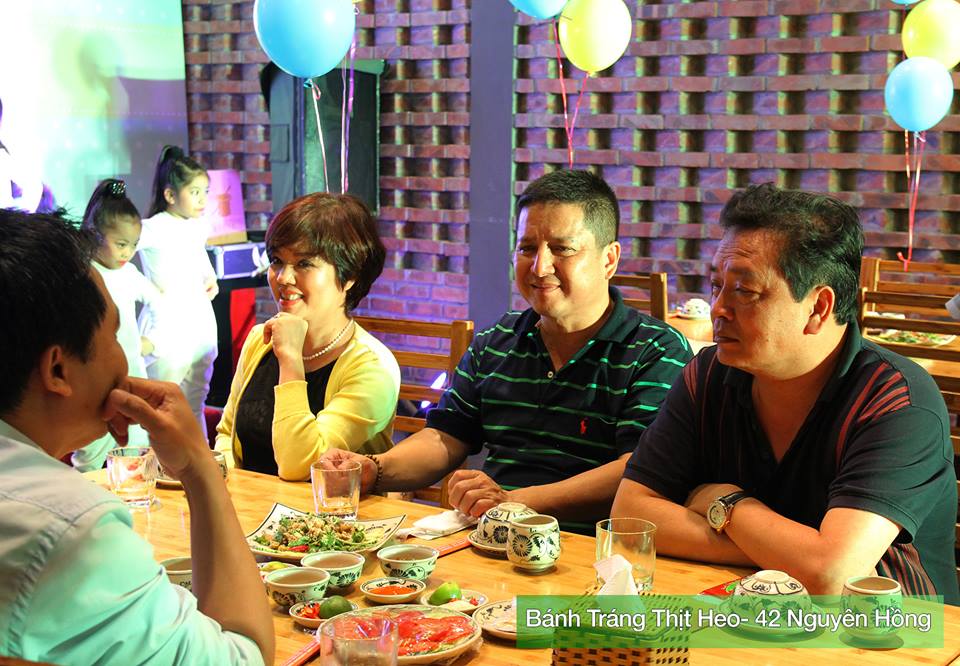 Nghệ sỹ Chí Trung đến thưởng thức các món ăn tại nhà hàng Bánh tráng thịt heo Phú Cường