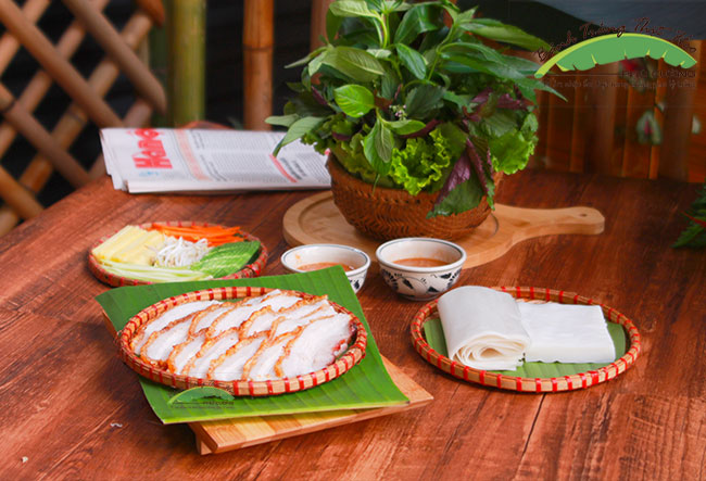 Vì sao món bánh tráng cuốn thịt heo quay ngon lạ tại Hà Nội?