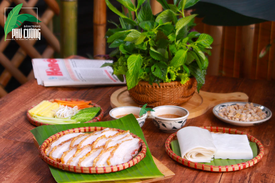 Một xuất Bánh tráng thịt heo quay của nhà hàng Bánh Tráng Phú Cường