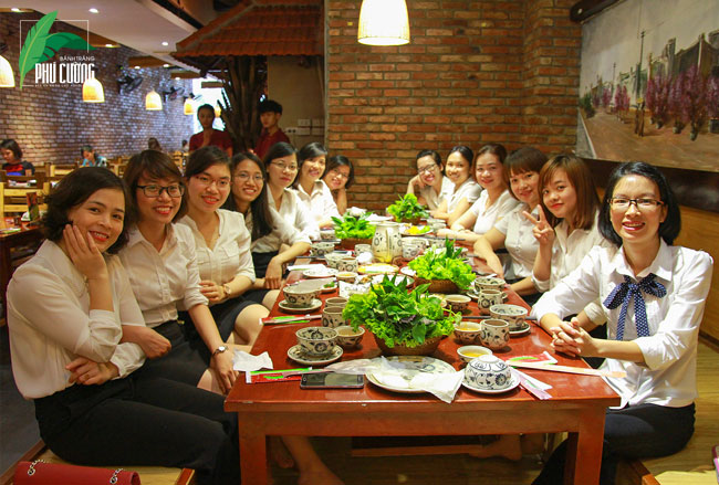 khách hàng trải nghiệm ẩm thực tại bánh tráng Phú Cường